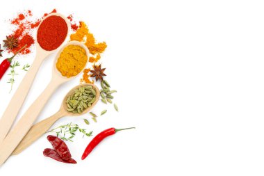 Beyaz, üst görünümde izole edilmiş farklı aromatik baharatlar