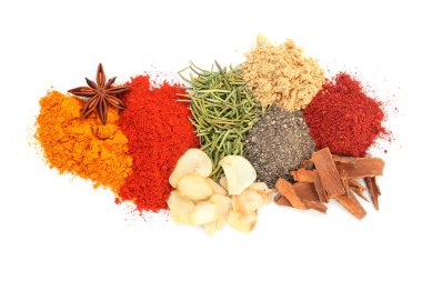 Beyaz, üst görünümde izole edilmiş farklı aromatik baharatlar