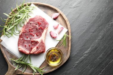 Siyah masanın üstünde çiğ et ve baharat var. Metin için boşluk