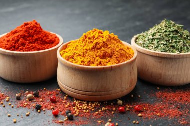 Siyah masada farklı aromatik baharatlar, yakın plan.