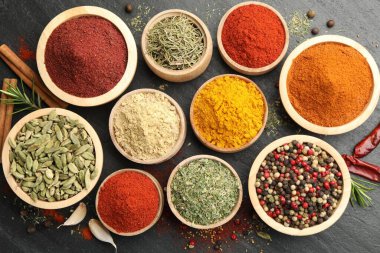 Siyah masada farklı aromatik baharatlar var.