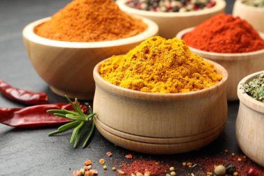 Siyah masada farklı aromatik baharatlar, yakın plan.