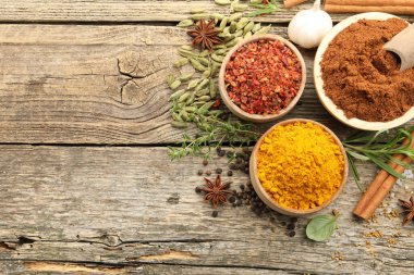 Tahta masada farklı aromatik baharatlar var. Metin için boşluk