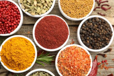 Ahşap masada farklı aromatik baharatlar var.