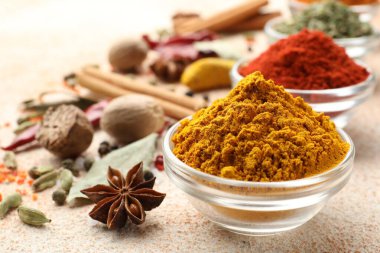 Renkli tabloda farklı aromatik baharatlar, yakın plan.