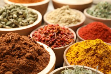 Masada farklı aromatik baharatlar var, yakın plan.