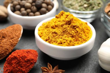 Siyah masada farklı aromatik baharatlar, yakın plan.