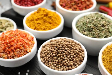 Masada farklı aromatik baharatlar var, yakın plan.