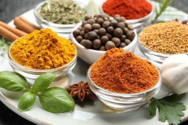 Masada çok farklı aromatik baharatlar var, yakın plan.