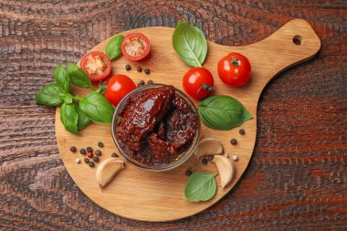 Lezzetli, kurutulmuş domatesler, taze sebzeler, fesleğen ve sarımsak ahşap masa, üst manzara