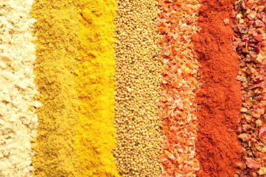 Arka plan olarak birçok farklı baharat, üst görünüm