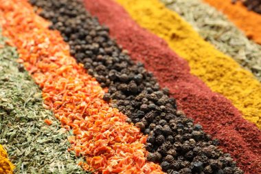 Arkaplan olarak birçok farklı baharat, yakın görünüm