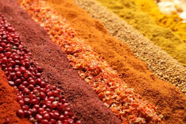 Arkaplan olarak birçok farklı baharat, yakın görünüm