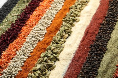 Arkaplan olarak birçok farklı baharat, yakın görünüm