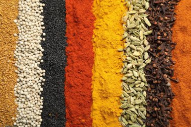 Arka plan olarak birçok farklı baharat, üst görünüm