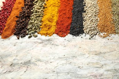 Dokuma masasında birçok farklı baharat var, yakından. Metin için boşluk