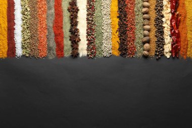 Siyah masada bir sürü farklı baharat var. Metin için boşluk