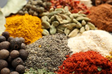 Arkaplan olarak farklı aromatik baharatlar, yakın plan görünüm