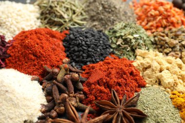 Arkaplan olarak farklı aromatik baharatlar, yakın plan görünüm