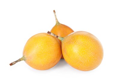 Tam olgunlaşmış sarı tutku meyveleri beyazda izole edilmiş.