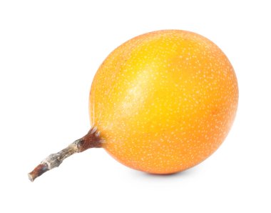 Olgun sarı çarkıfelek meyvesi beyaza izole edilmiş.