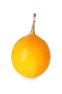 Olgun sarı çarkıfelek meyvesi beyaza izole edilmiş.