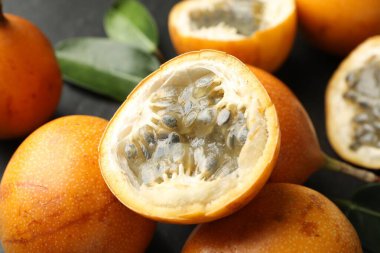 Olgun çarkıfelek meyveleri ve yeşil yapraklar masada, yakın çekim