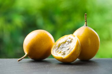 Siyah masada olgun tutku meyveleri, yakın plan.