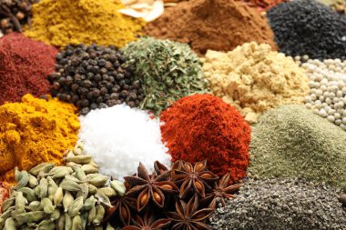 Arkaplan olarak birçok farklı baharat, yakın görünüm