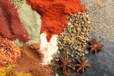 Koyu masada, düz yerde bir sürü farklı baharat var.