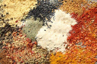 Arka plan olarak birçok farklı baharat, üst görünüm