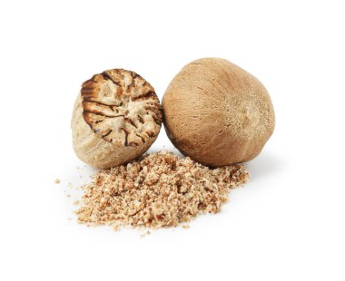 Tam, kesilmiş hindistan cevizi ve toz beyaza izole edilmiş.