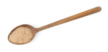 Kaşıktaki nutmeg tozu beyaza izole edilmiş, üst görünüm