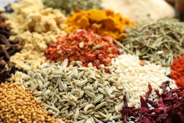Arka plan olarak çok farklı aromatik baharatlar, yakın plan