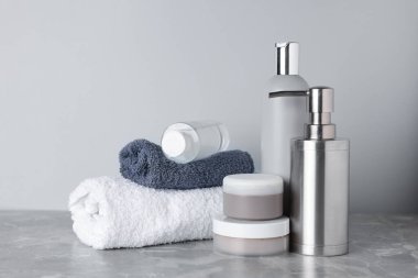 Gri mermer masada farklı banyo aksesuarları, yakın plan.