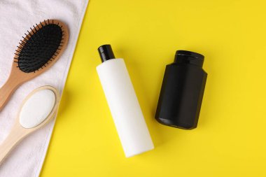 Sarı arka planda farklı banyo aksesuarları, düz yatış