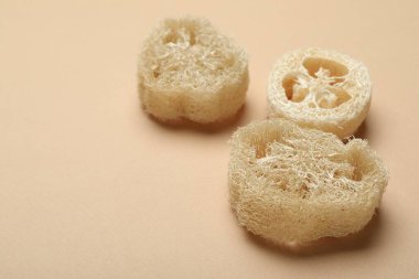 Bej arka planda doğal lif süngeri, yakın plan. Metin için boşluk