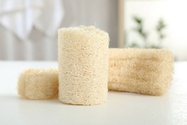 Beyaz masada farklı lif süngeri, yakın plan.