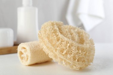 Beyaz masada farklı lif süngeri, yakın plan.