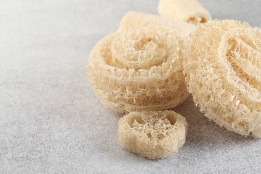 Açık gri masada farklı lif süngerleri, yakın plan. Metin için boşluk