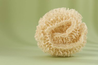 Zeytin arkaplanda bir lif süngeri, yakın plan. Metin için boşluk