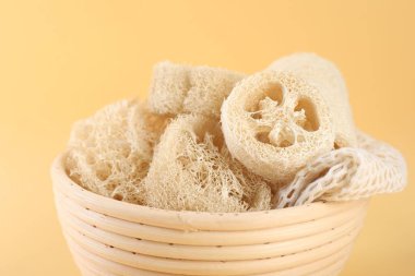 Bej arka planda farklı banyo lifleri, yakın plan.