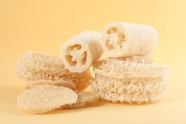 Bej arka planda farklı lif süngerleri, yakın plan