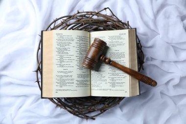 Yargıç tokmağı, dikenli taç ve beyaz kumaş üzerine İncil.