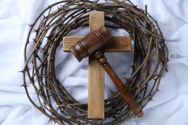 Yargıç tokmağı, dikenli taç ve beyaz kumaşta ahşap haç.