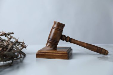 Yargıç tokmağı ve dikenli taç beyaz mermer masa üzerinde