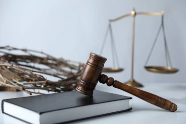 Yargıç tokmağı, İncil, dikenli taç ve beyaz masada teraziler, yakın plan.