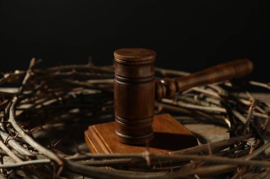 Yargıç tokmağı ve dikenli taç siyah arka planda, yakın plan