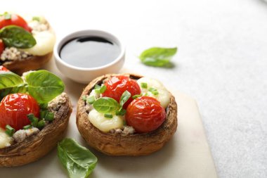 Işık masasında servis edilen lezzetli mantarlar, yakın plan.