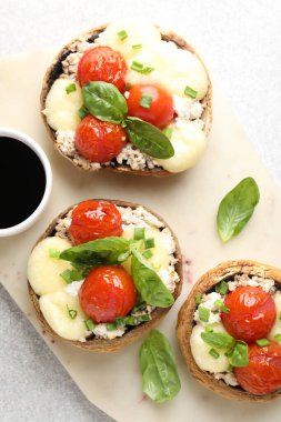 Işık masasında servis edilen lezzetli mantarlar.